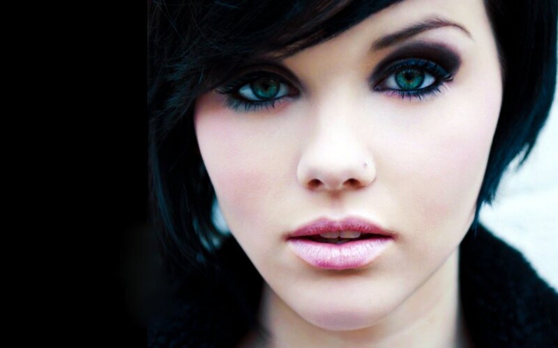 Woman with Green Eyes — Black, Intense