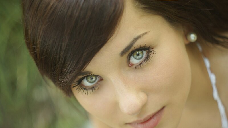 woman with green eyes close-up