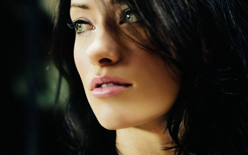 woman with green eyes looking up
