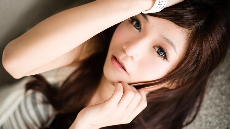 woman with green eyes looking up