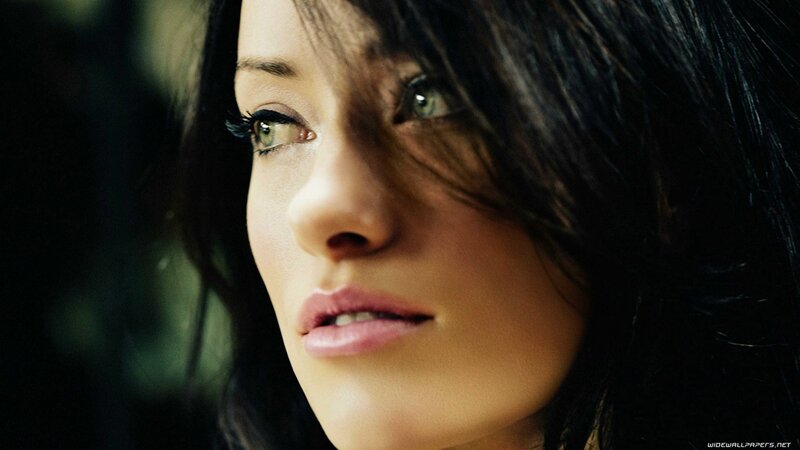 woman with green eyes looking up