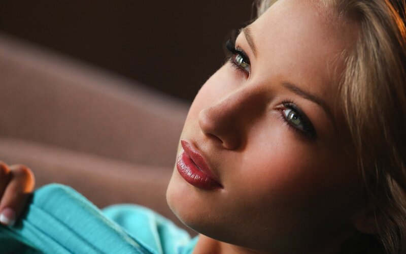 woman with green eyes looking up