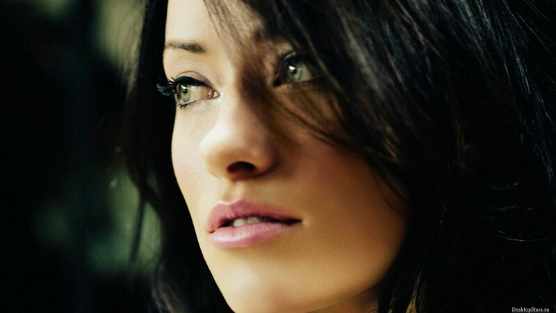 woman with green eyes looking up
