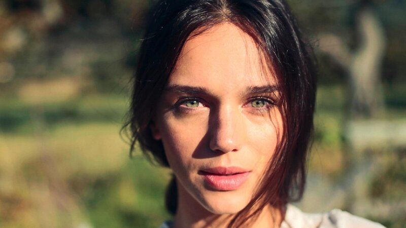 Woman with Green Eyes — Natural, Afternoon, Photograph