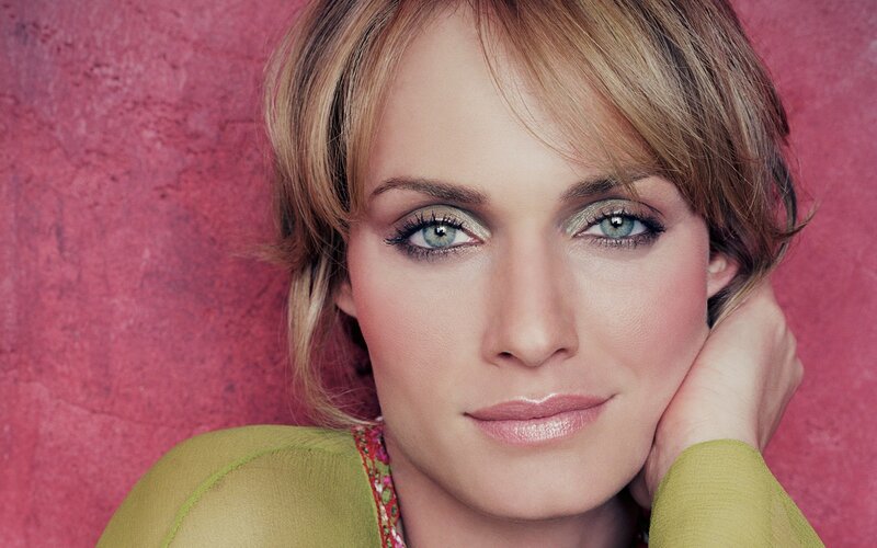 Woman with Green Eyes — Pink, Calm, Photograph