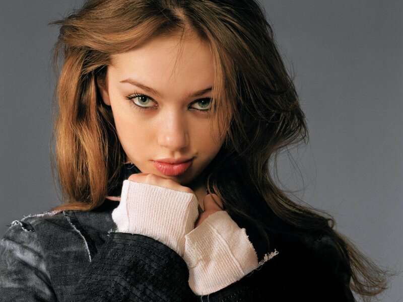 woman with green eyes posing