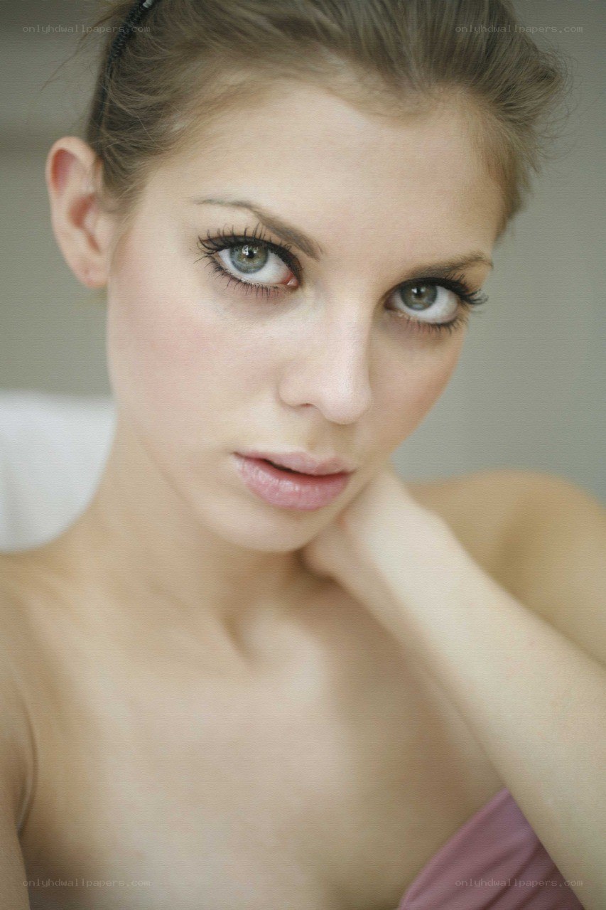woman with green eyes posing