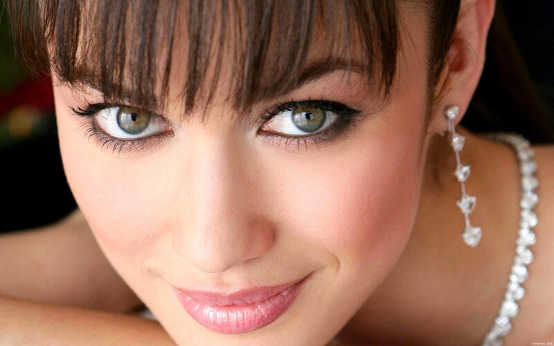 woman with green eyes smiling