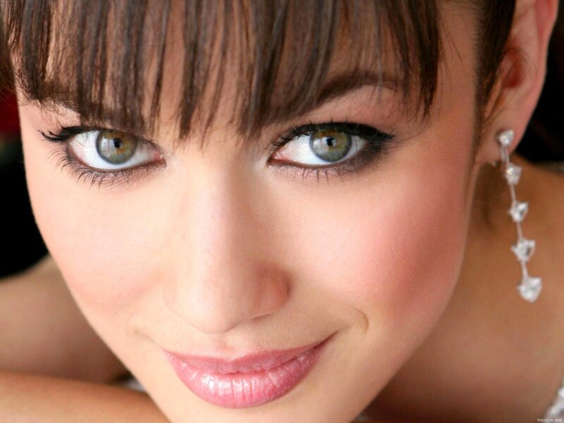 woman with green eyes smiling