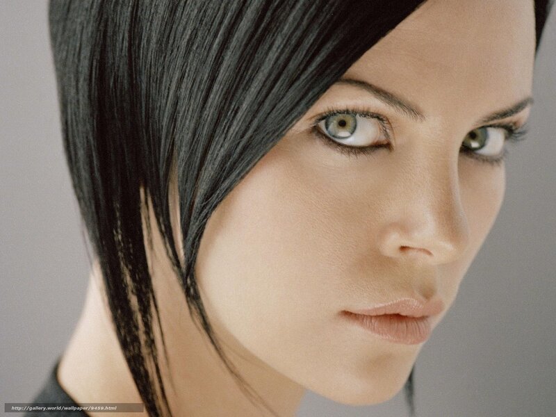 woman with green eyes