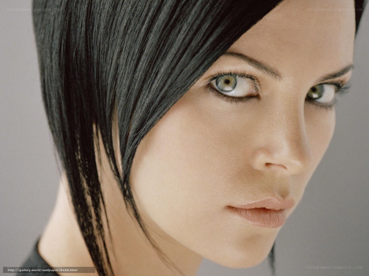 woman with green eyes