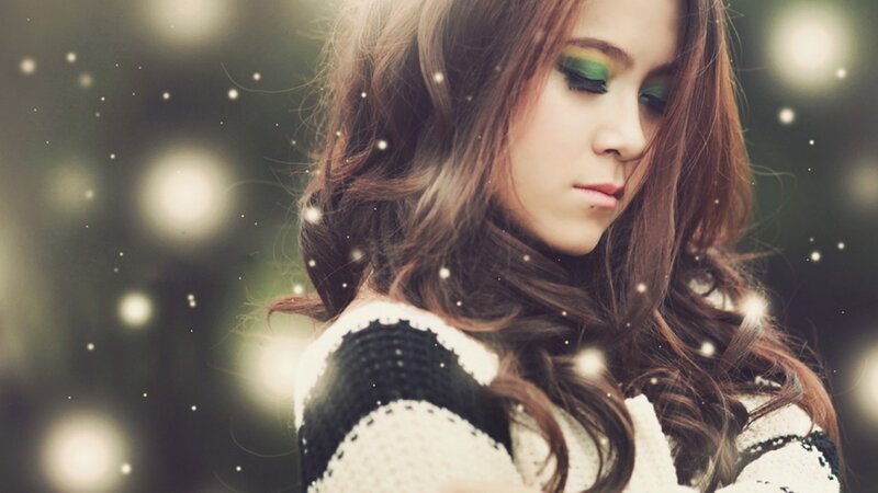 woman with green eyeshadow