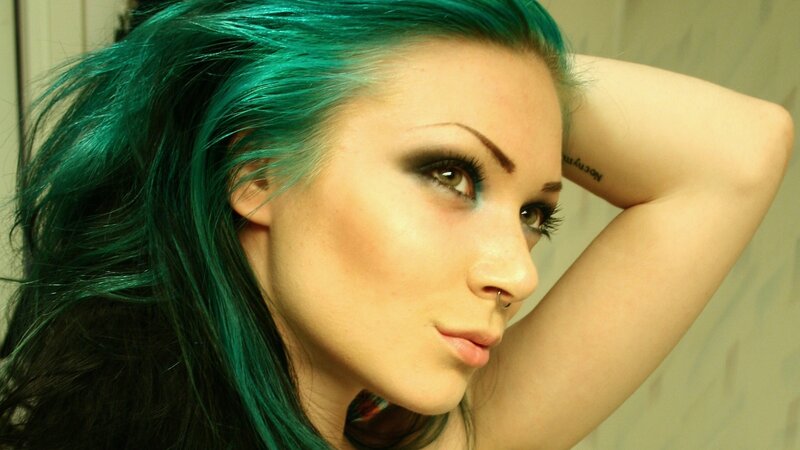 woman with green hair