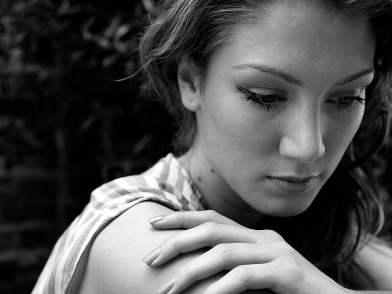 woman with hand on shoulder