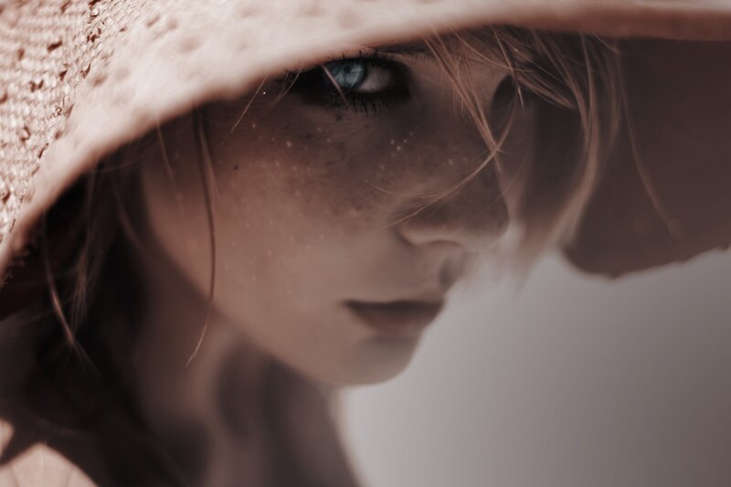 woman with hat and blue eyes