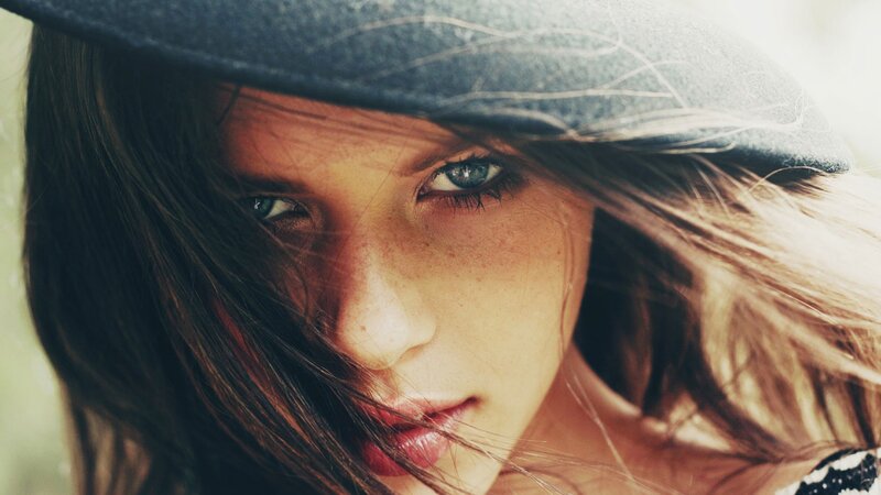 woman with hat and blue eyes
