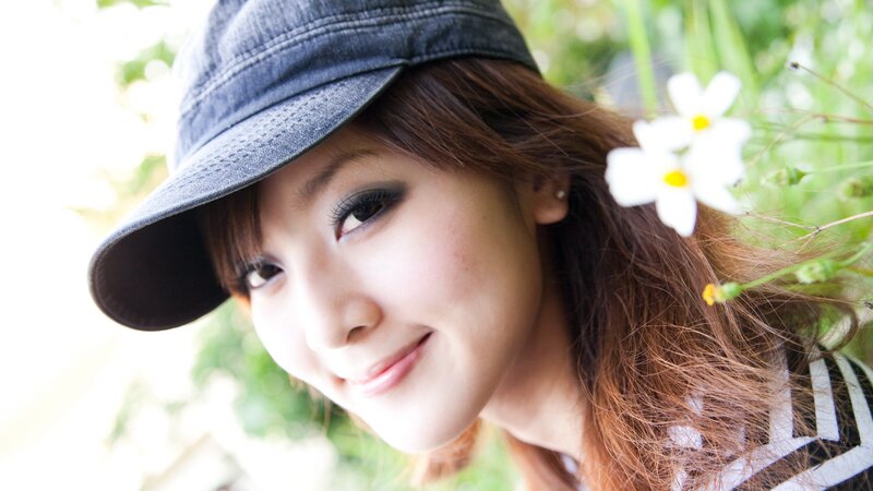 woman with hat and flower