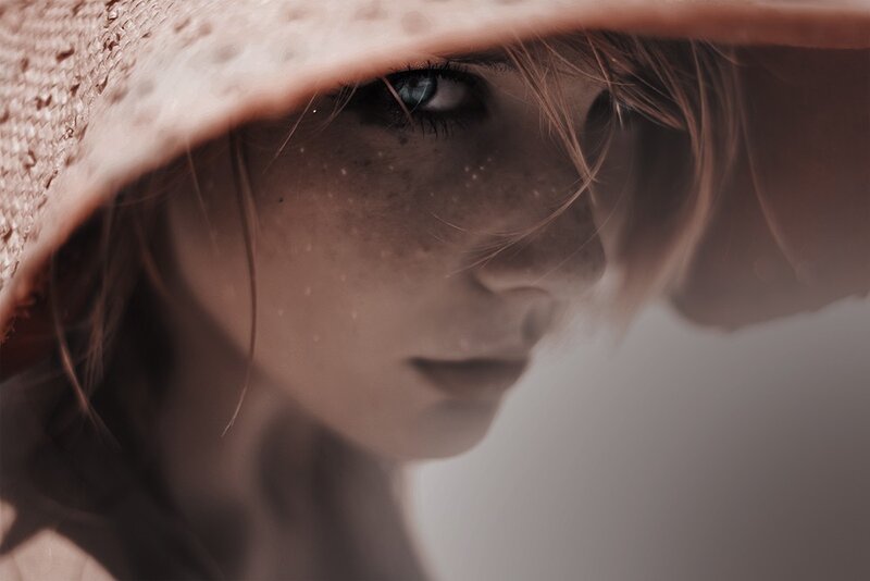 woman with hat and freckles
