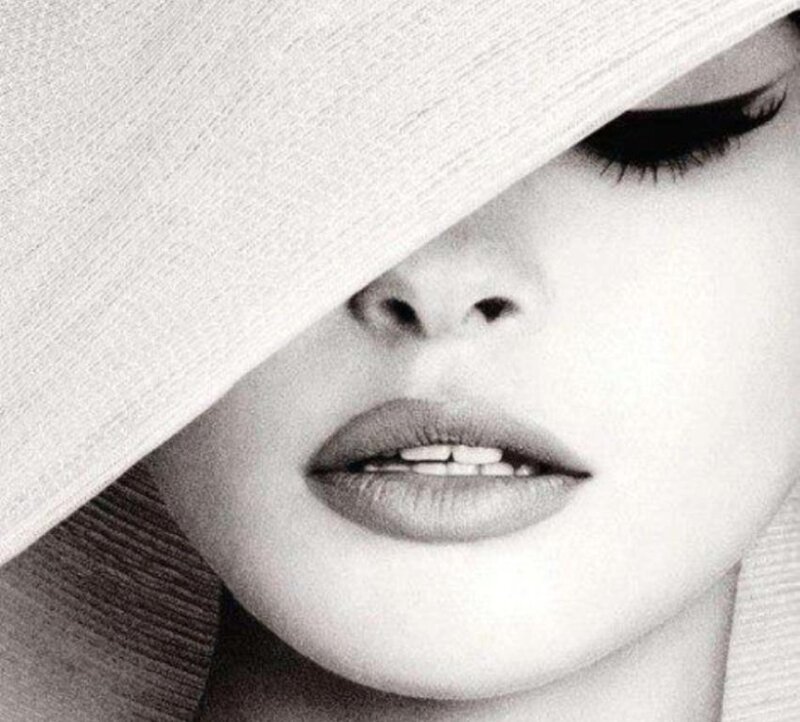 Woman with Hat — Black