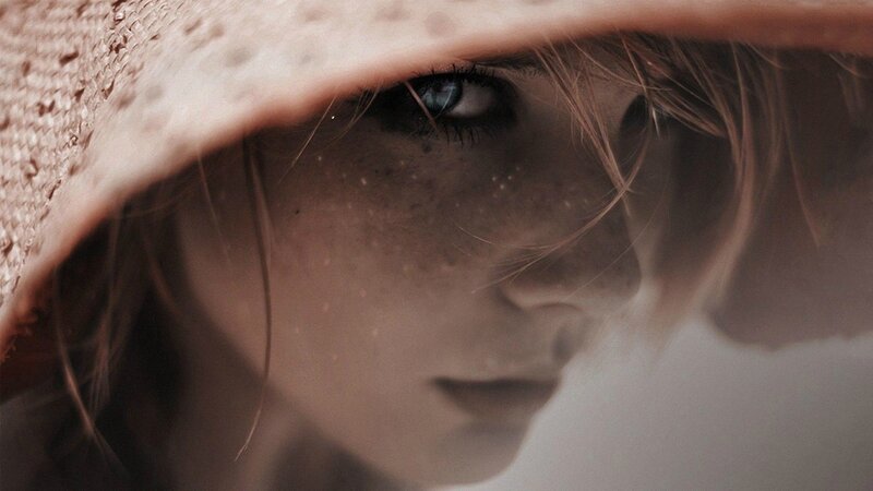Woman with Hat — Brown, Dramatic