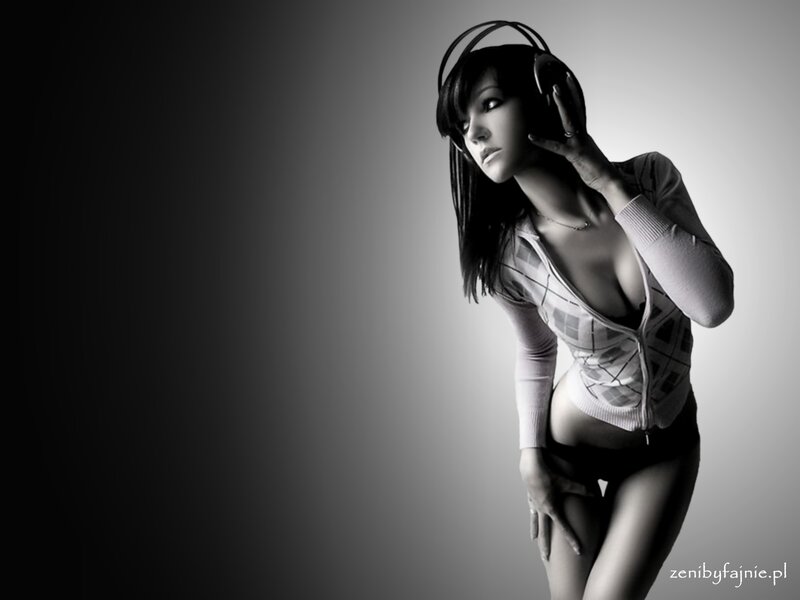 woman with headphones in black and white