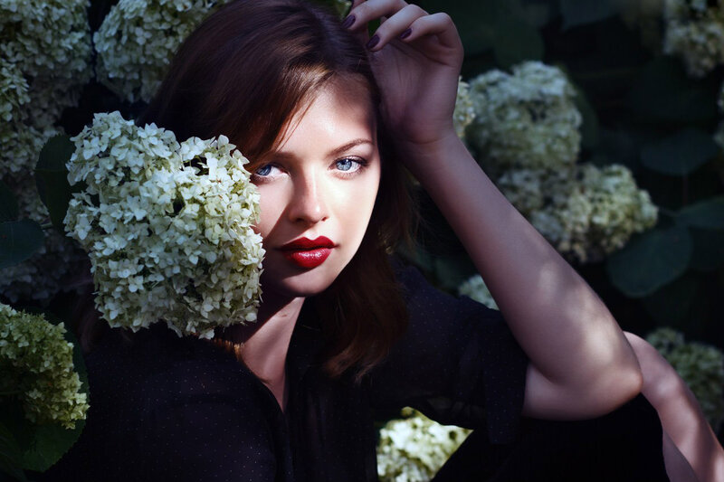 Woman with Hydrangea Flowers — Black