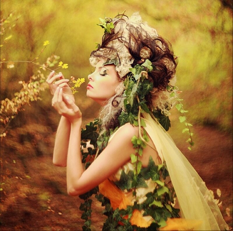 Woman with Ivy Crown — Green