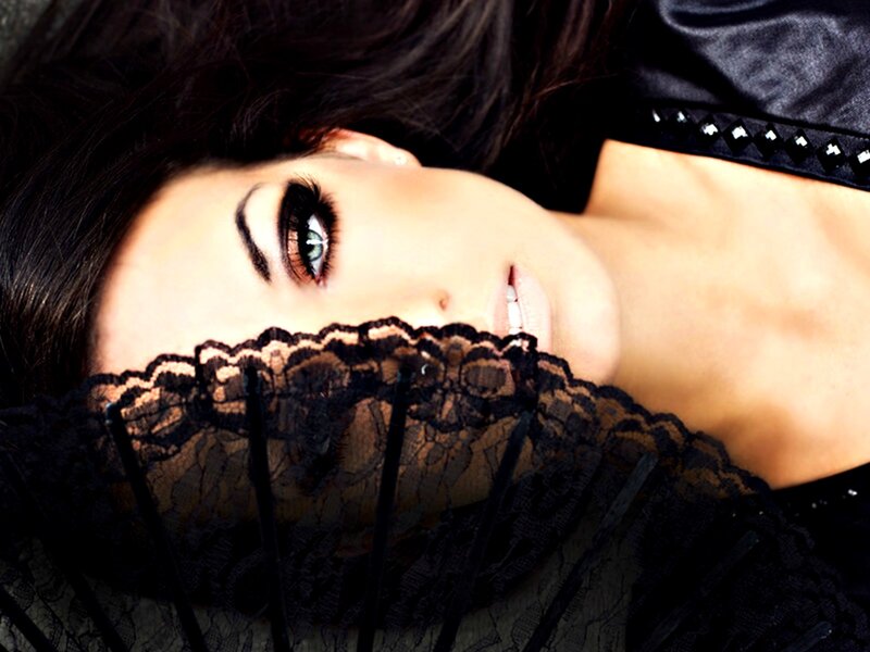 Woman with Lace Fan — Black