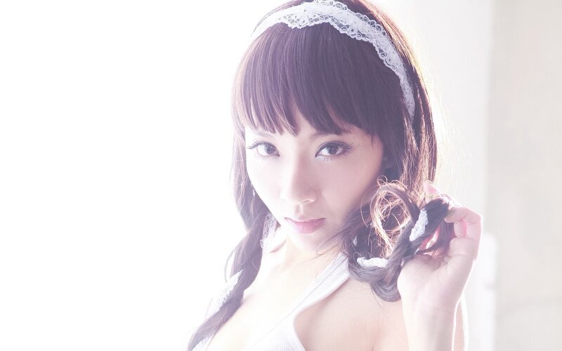 woman with lace headband