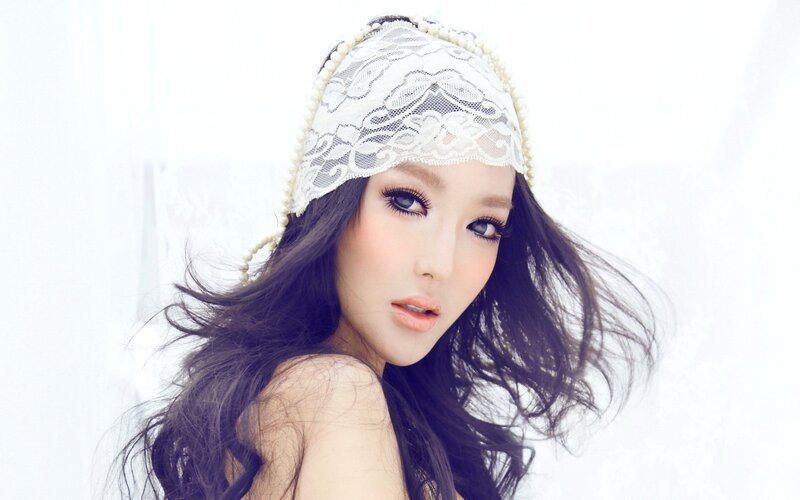 Woman with Lace Headband — White