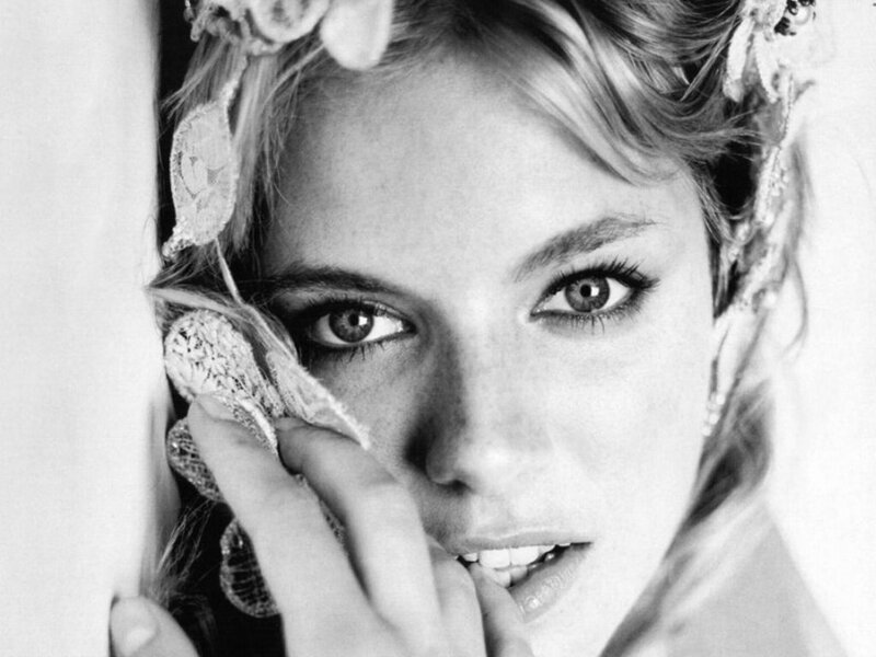 Woman with Lace Headpiece — Black
