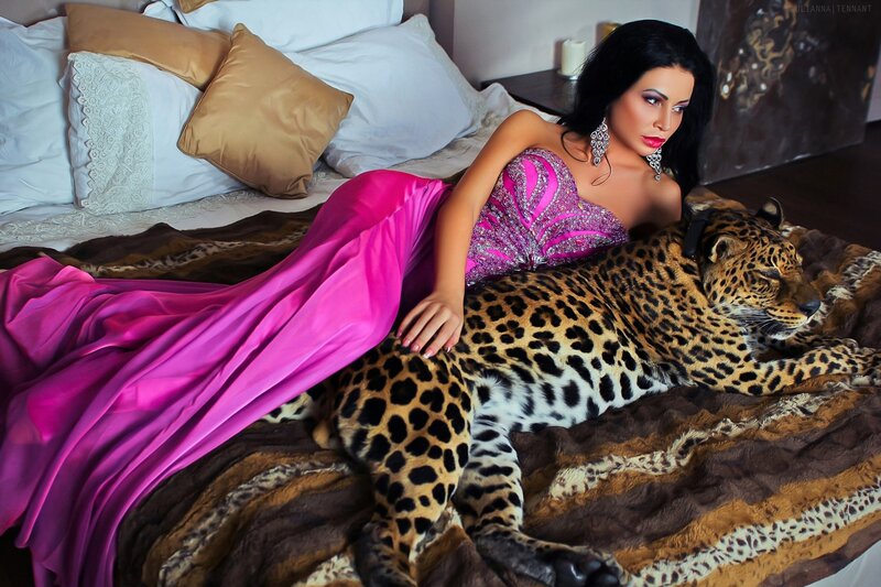 Woman with Leopard — Pink, Dramatic