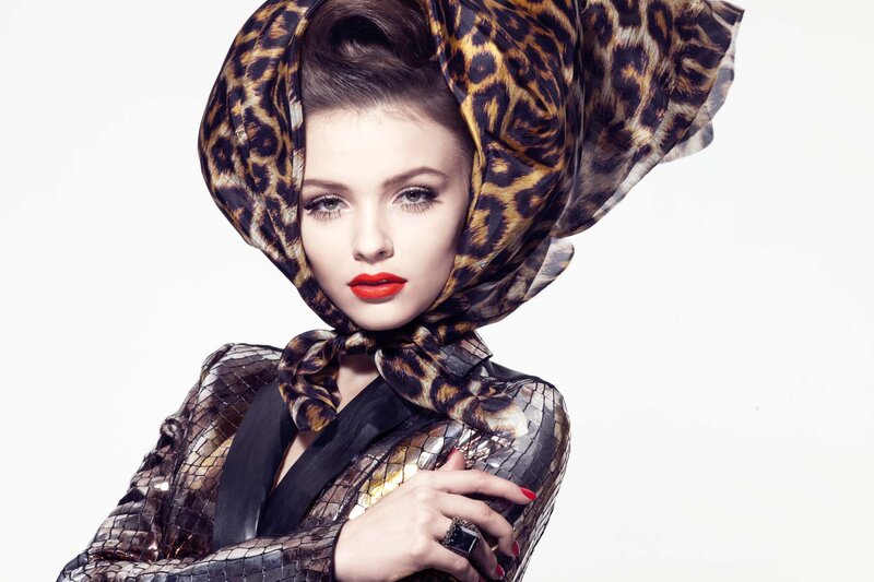 Woman with Leopard Scarf — Black