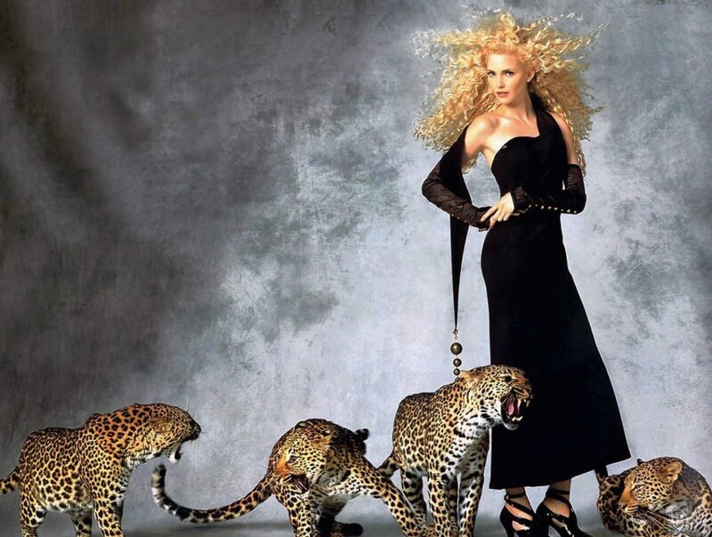 Woman with Leopards — Black