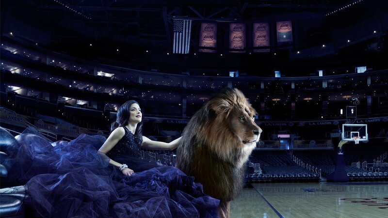 woman with lion in basketball arena