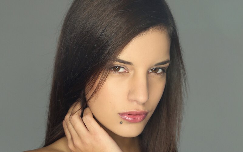 woman with lip piercing