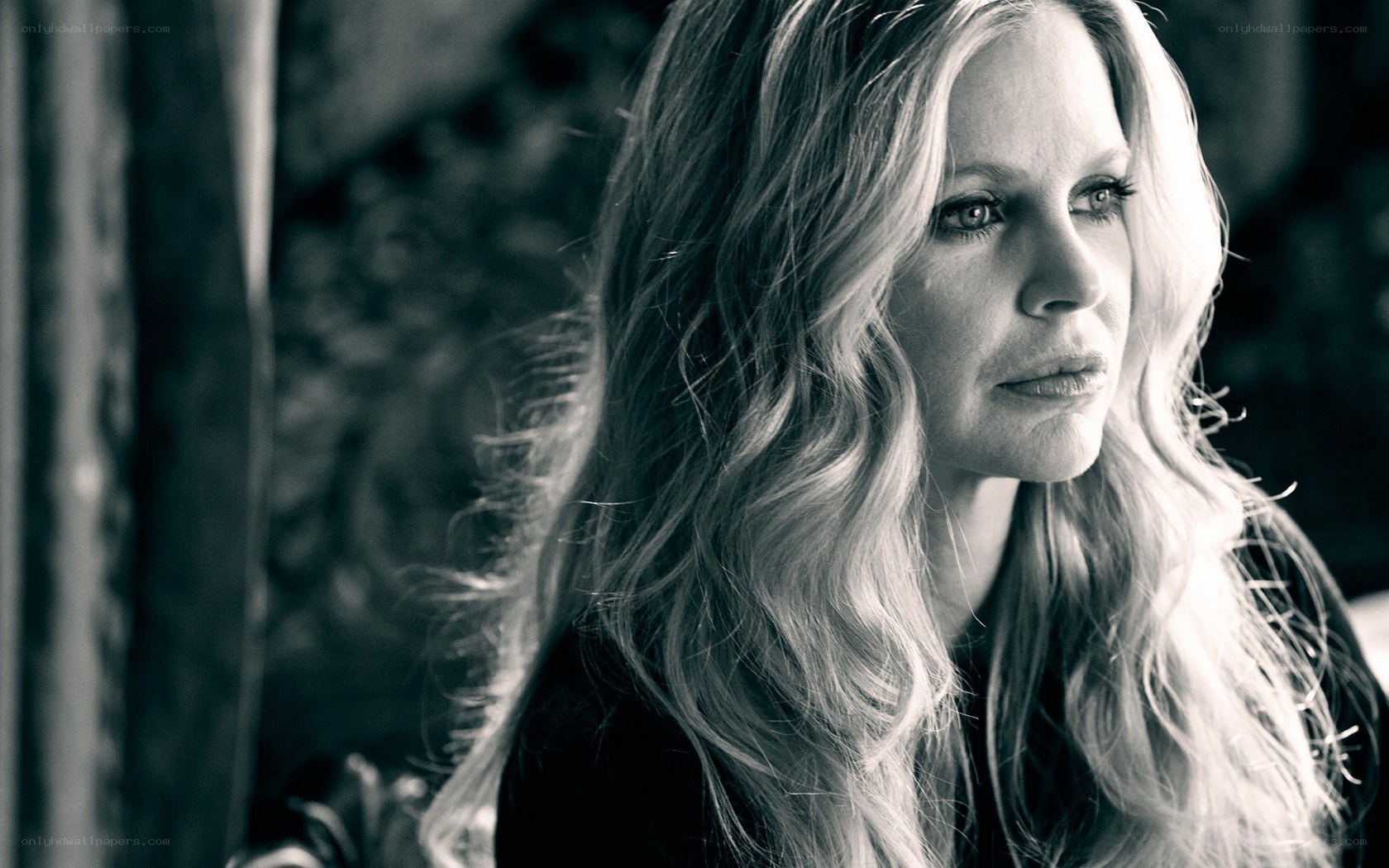 woman with long blonde hair