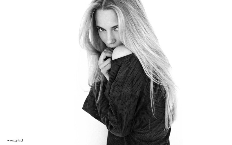 woman with long blonde hair