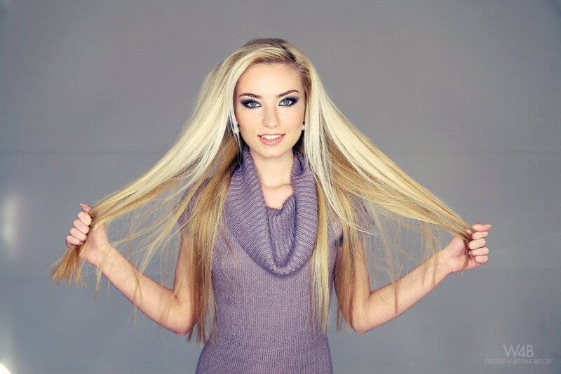woman with long blonde hair