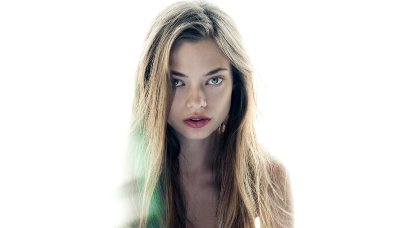 woman with long blonde hair