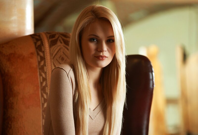 woman with long blonde hair