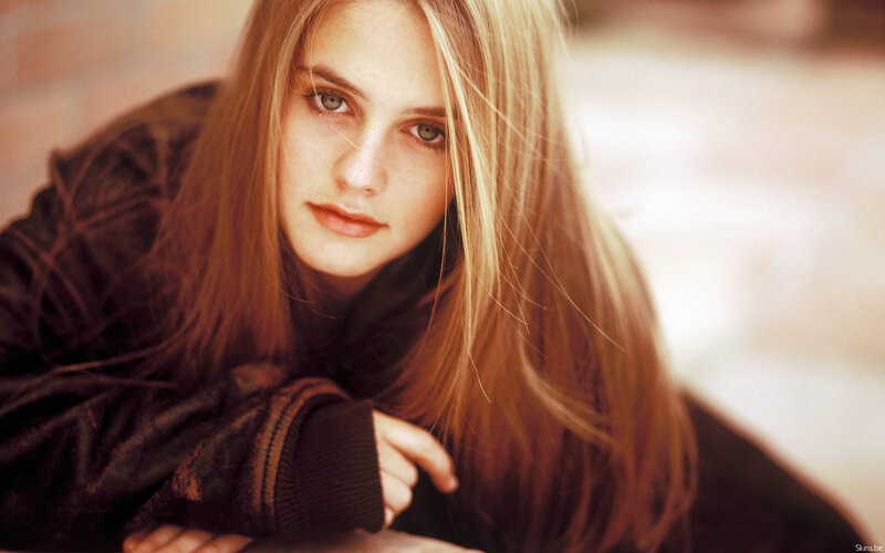 woman with long blonde hair