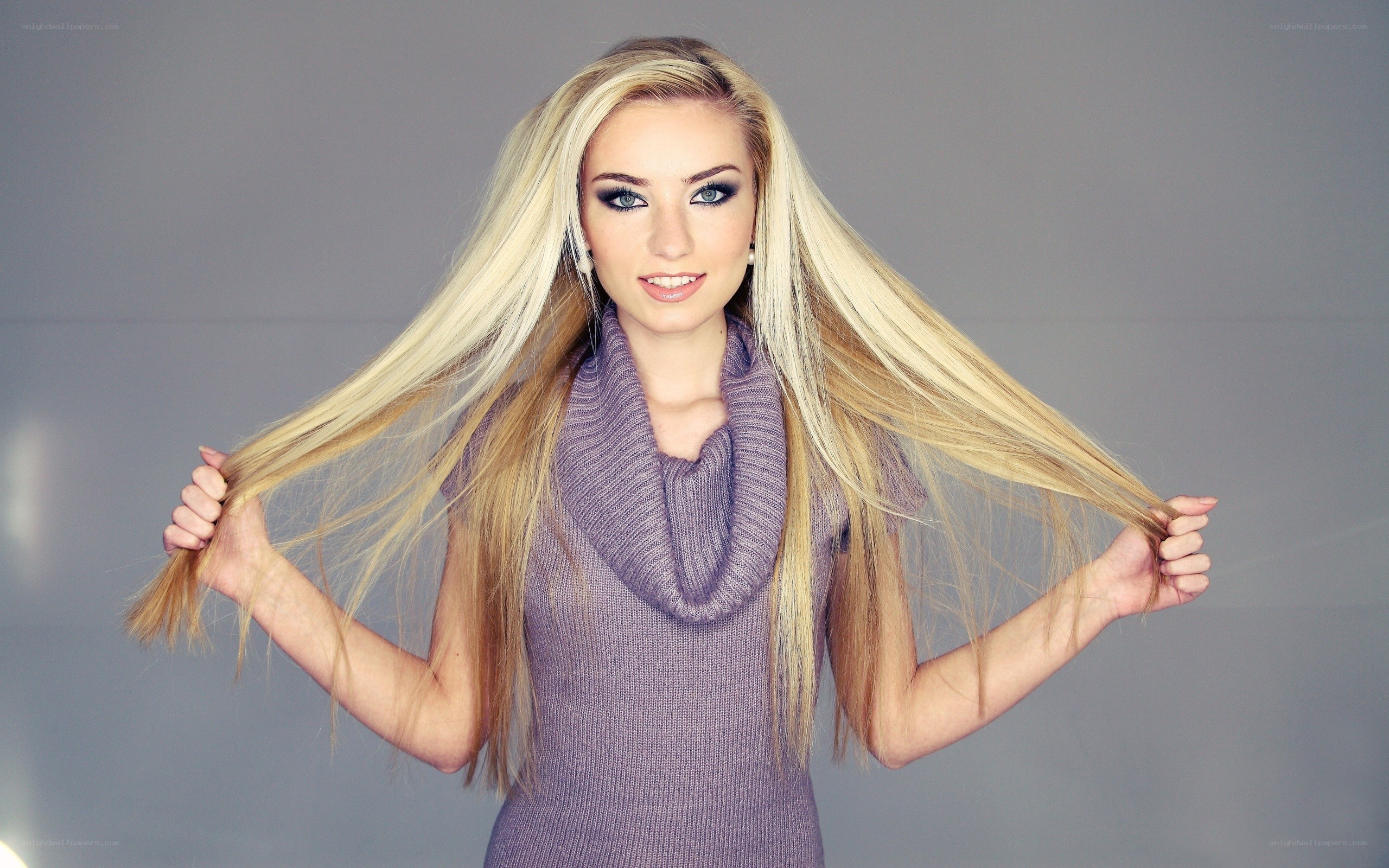 woman with long blonde hair