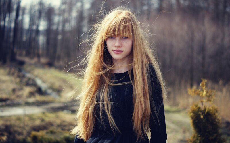 woman with long blonde hair