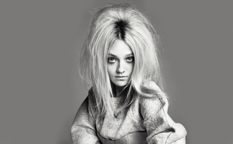 Woman with Messy Hair — Black