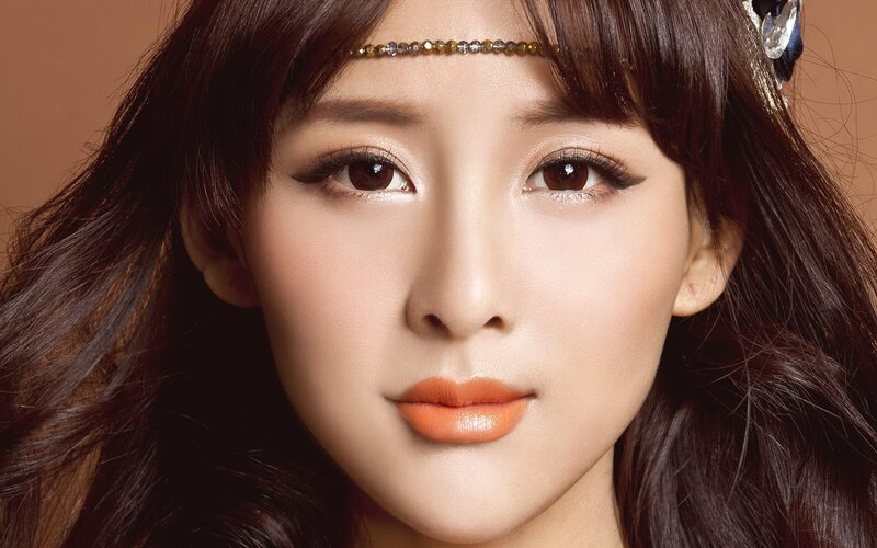 woman with orange lipstick
