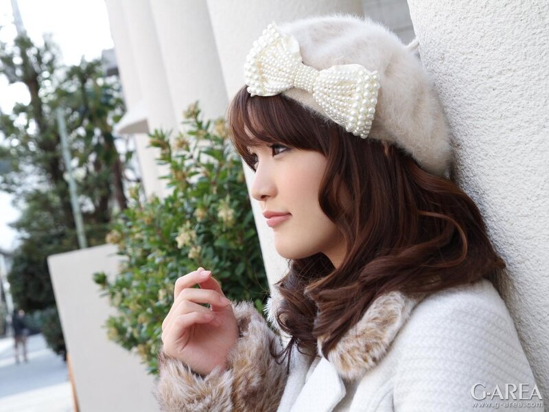 woman with pearl bow hat
