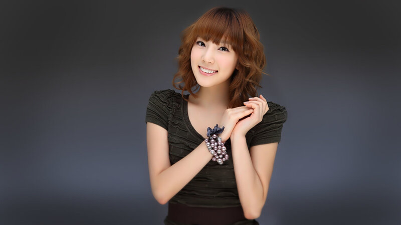 woman with pearl bracelet smiling