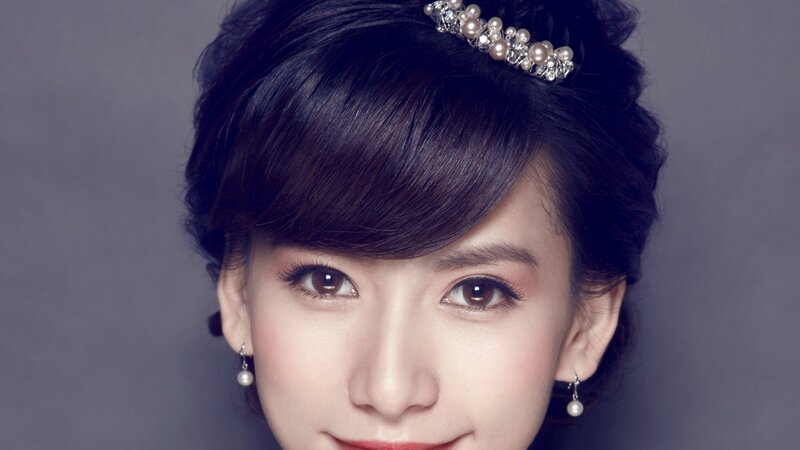 woman with pearl hair accessory