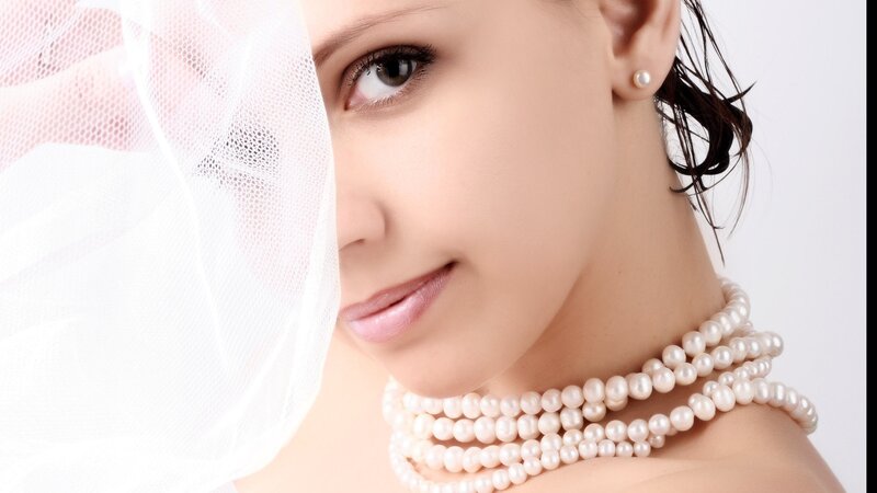 woman with pearl necklace